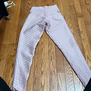 Chrome pink leggings. Booty by brabants